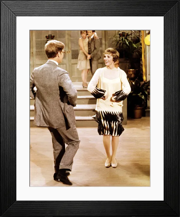 Framed Print : THOROUGHLY MODERN MILLIE, James Fox, Julie Andrews, 1967 Framed Print : THOROUGHLY MODERN MILLIE, James Fox, Julie Andrews, 1967