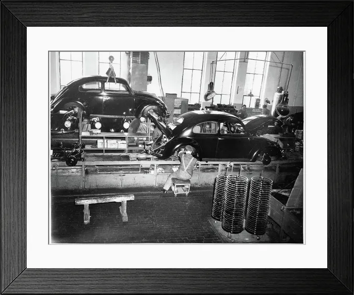 Framed Print : EV1587 - ASSEMBLY LINE, . Courtesy: CSU Archives  /  Everett Collection