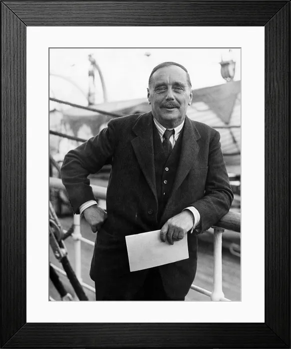 Framed Print : EV1860 -Author H.G. Wells, onboard the Acquitania on arrival in New York, October 13, 1931. Courtesy: CSU Archives  /  Everett Collection