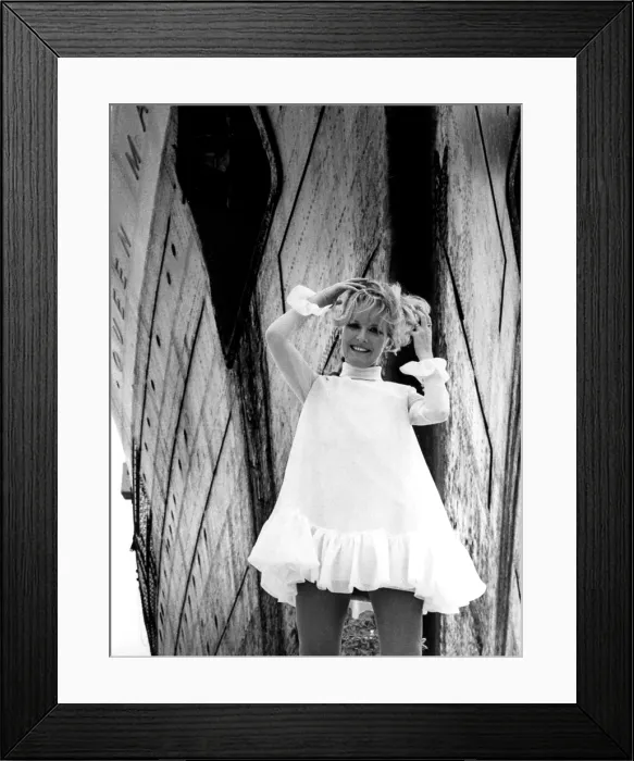 Framed Print : PETULA, Petula Clark, 1968. Courtesy: CSU Archives  /  Everett Collection