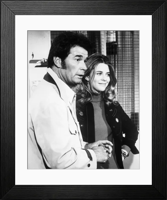 Framed Print : THE ROCKFORD FILES, James Garner, Lindsay Wagner, 1974-1980.. Courtesy: CSU Archives  /  Everett Collection