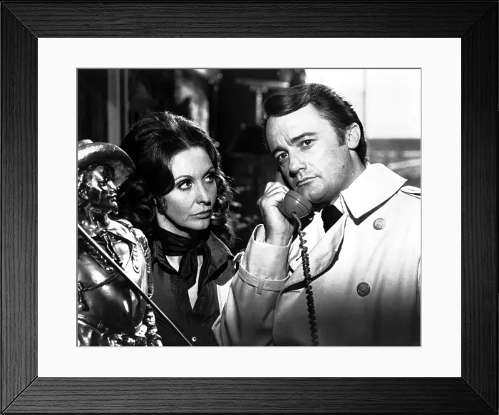 Framed Print : THE PROTECTORS, Robert Vaughn, Nyree Dawn Porter, 1972-1973. Courtesy: CSU Archives  /  Everett Collection
