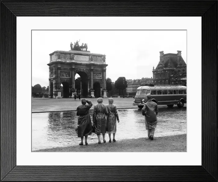 Framed Print : EV1976 - Tourists viewing the Arc de Triophe du Carrousel at the Tuileries Gardens, July 15, 1953. Courtesy: CSU Archives  /  Everett Collection