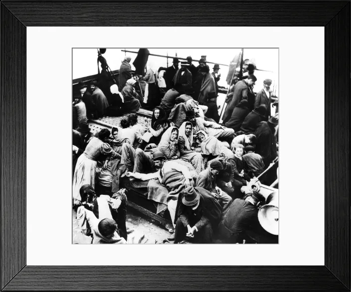 Framed Print : EV1802 - Immigrants from Europe going to America in the early part of the 20th century. Courtesy: CSU Archives  /  Everett Collection
