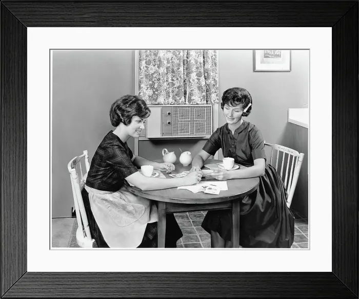 Framed Print : EV1074 - CATCHING UP. Courtesy: CSU Archives  /  Everett Collection