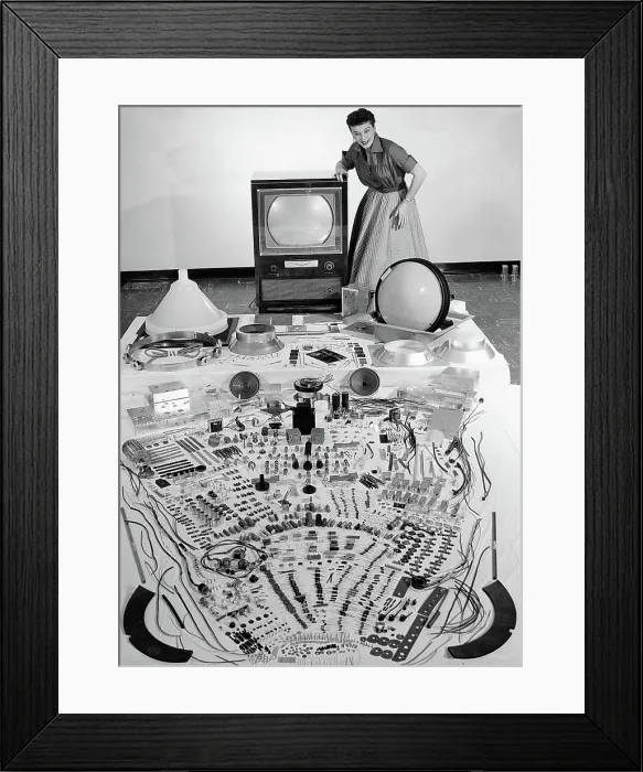 Framed Print : EV1915 - ELECTRONICS. Courtesy: CSU Archives  /  Everett Collection