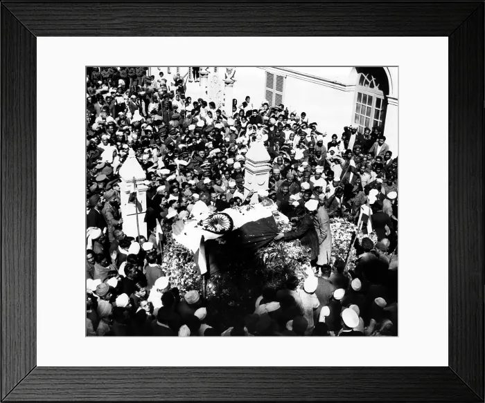 Framed Print : Follwers gather in New Dehli to witness the funeral of Mahatma Gandhi. January 1948.Courtesy: CSU Archives / Everett Collection Framed Print : Follwers gather in New Dehli to witness the funeral of Mahatma Gandhi. January 1948.Courtesy: CSU Archives / Everett Collection