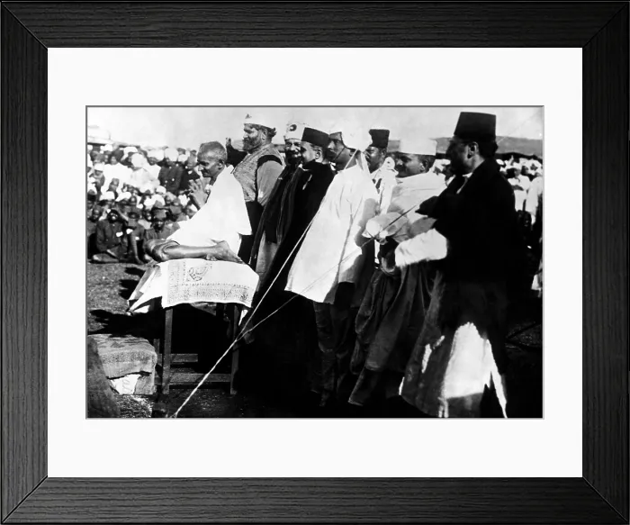 Framed Print : Mahatma Gandhi adresses a meeting. ca.1927. Courtesy: CSU Archives / Everett Collection Framed Print : Mahatma Gandhi adresses a meeting. ca.1927. Courtesy: CSU Archives / Everett Collection