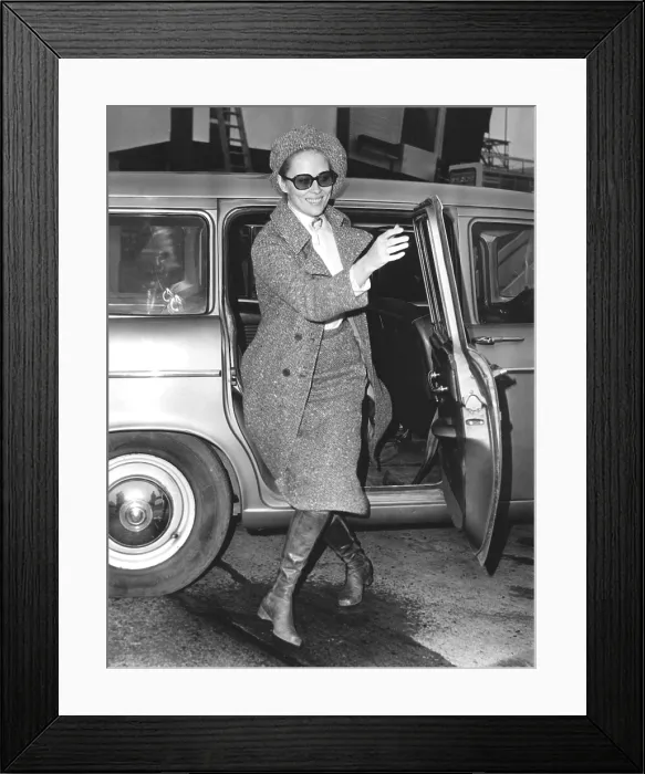 Framed Print : Faye Dunaway arriving at the London airport to catch a flight to Paris, February 2, 1968 Framed Print : Faye Dunaway arriving at the London airport to catch a flight to Paris, February 2, 1968