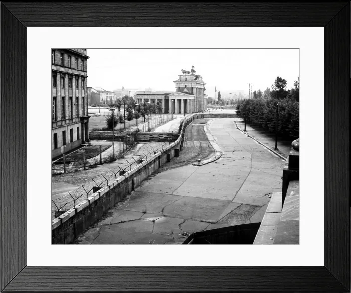 Framed Print : The Berlin Wall against the background of Brandenburg Gate in the heart of the city. Berlin, Germany. 1962. Courtesy: CSU Archives / Everett Collection Framed Print : The Berlin Wall against the background of Brandenburg Gate in the heart of the city. Berlin, Germany. 1962. Courtesy: CSU Archives / Everett Collection