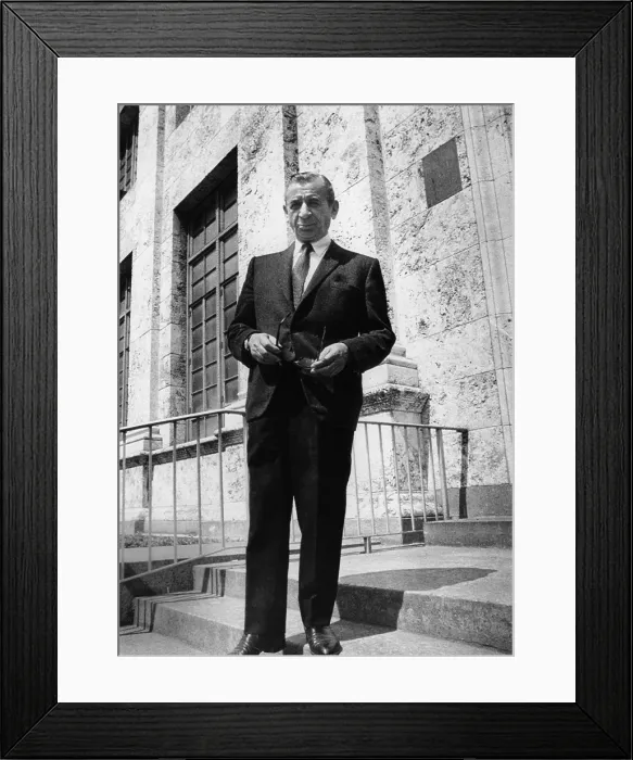 Framed Print : Meyer Lansky (1902-1983), American gangster, on the steps of the Federal Courthouse. Miami, Florida, February 28, 1973. Courtesy: CSU Archives / Everett Collection