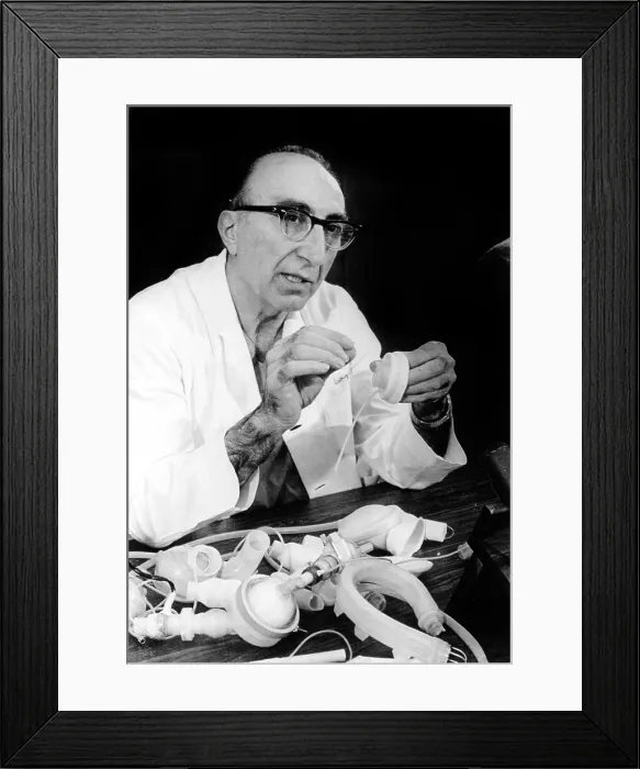 Framed Print : Dr Michael DeBakey showing artificial heart at a news briefing in Houston, 1 / 5 / 1971. Courtesy: CSU Archives  /  Everett Collection