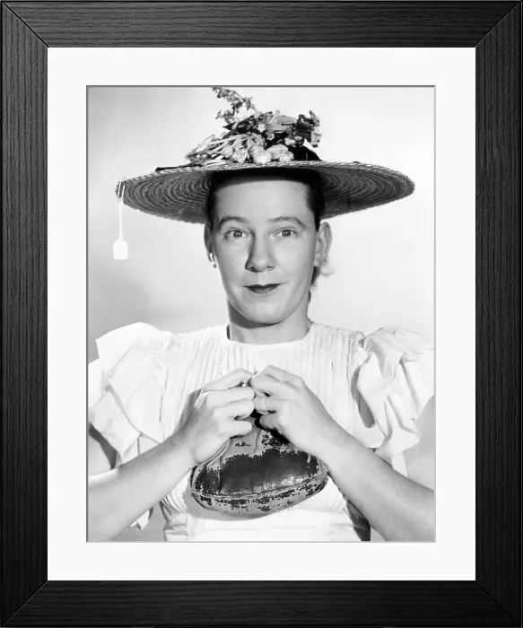 Framed Print : Minnie Pearl (1912-1996), American comedian, circa 1950s. Courtesy: CSU Archives / Everett Collection Framed Print : Minnie Pearl (1912-1996), American comedian, circa 1950s. Courtesy: CSU Archives / Everett Collection