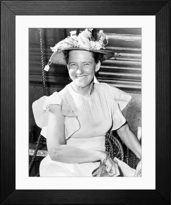 Framed Print : Minnie Pearl (1912-1996), American comedian, circa, 1950s. Courtesy: CSU Archives / Everett Collection Framed Print : Minnie Pearl (1912-1996), American comedian, circa, 1950s. Courtesy: CSU Archives / Everett Collection