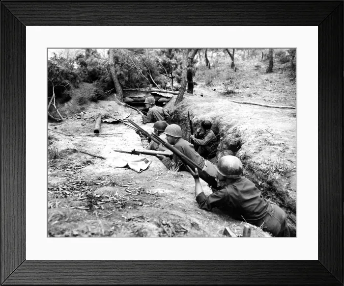 Framed Print : Korean War: American soldiers in the trenches, Korea, 1950. Courtesy Everett / CSU Archives