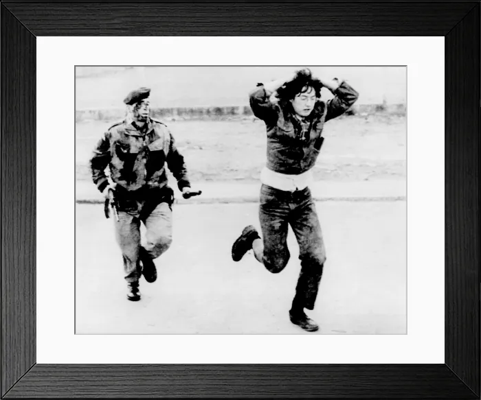 Framed Print : British soldier chasing a demonstrator during a riot in Londonderry, Northern Ireland, 1972. Courtesy: CSU Archives  /  Everett Collection