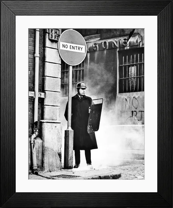 Framed Print : British soldier standing guard in Londonderry, Northern Ireland, 1969. Courtesy: CSU Archives  /  Everett Collection