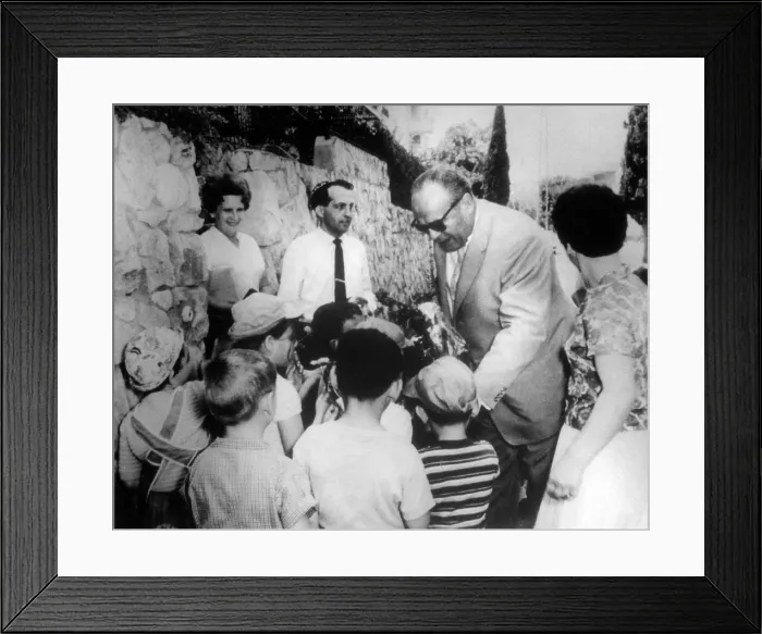Framed Print : Oskar Schindler visits Tel Aviv, Israel, early 1960s. Courtesy: CSU Archives / Everett Collection Framed Print : Oskar Schindler visits Tel Aviv, Israel, early 1960s. Courtesy: CSU Archives / Everett Collection
