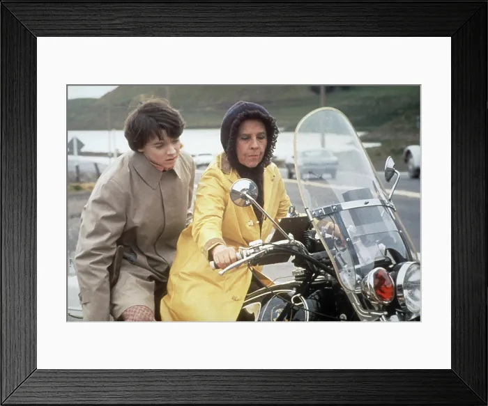 Framed Print : HAROLD AND MAUDE, Bud Cort, Ruth Gordon, 1971 Framed Print : HAROLD AND MAUDE, Bud Cort, Ruth Gordon, 1971