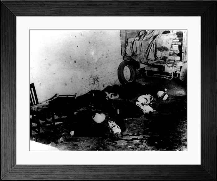 Framed Print : St. Valentine's Day Massacre, Chicago, February 14, 1929, . Courtesy: CSU Archives / Everett Collection Framed Print : St. Valentine's Day Massacre, Chicago, February 14, 1929, . Courtesy: CSU Archives / Everett Collection