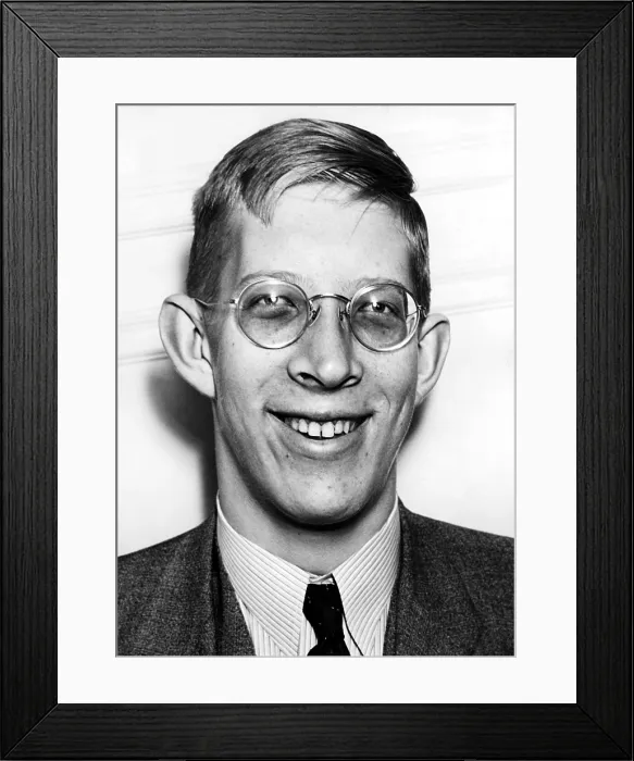 Framed Print : Robert Wadlow (1918-1940) World's Tallest man @ 8'11.1' 12 / 10 / 38. Courtesy: CSU Archives / Everett Collection Framed Print : Robert Wadlow (1918-1940) World's Tallest man @ 8'11.1' 12 / 10 / 38. Courtesy: CSU Archives / Everett Collection