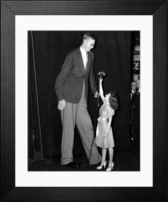 Framed Print : Robert Wadlow, World's Tallest man, with Miss Angela Rizzo, 19. ca.1940.. Courtesy: CSU Archives  /  Everett Collection