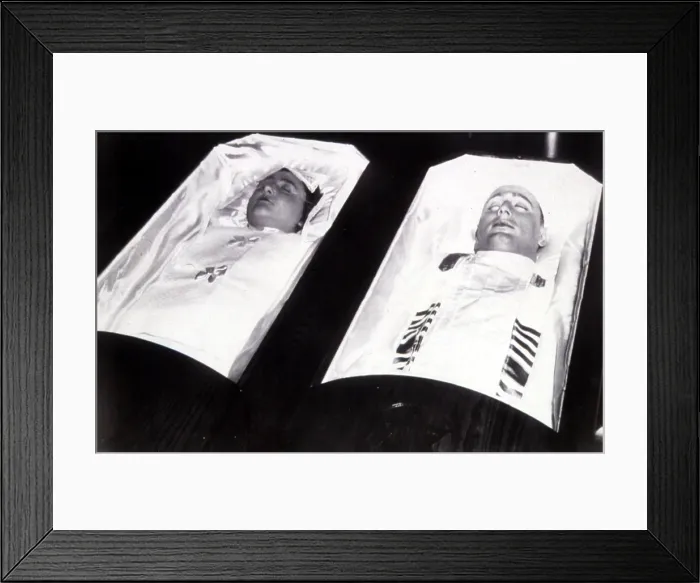 Framed Print : Ethel & Julius Rosenberg lying in state after execution, 1953. Courtesy: CSU Archives / Everett Collection Framed Print : Ethel & Julius Rosenberg lying in state after execution, 1953. Courtesy: CSU Archives / Everett Collection