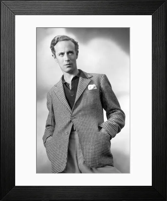 Framed Print : LESLIE HOWARD publicity portrait for ROMEO AND JULIET, 1936 Framed Print : LESLIE HOWARD publicity portrait for ROMEO AND JULIET, 1936