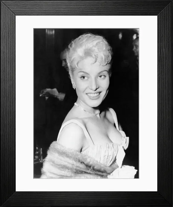 Framed Print : Belinda Lee, at a London movie premiere, December 1955 Framed Print : Belinda Lee, at a London movie premiere, December 1955