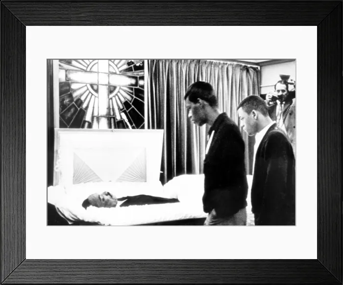Framed Print : MARTIN LUTHER KING, JR, funeral, Memphis, TN, 04-05-1968.. Courtesy: CSU Archives / Everett Collection Framed Print : MARTIN LUTHER KING, JR, funeral, Memphis, TN, 04-05-1968.. Courtesy: CSU Archives / Everett Collection