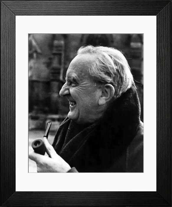 Framed Print : J.R.R. TOLKIEN, circa 1981, Author of The Hobbit, and The Lord Of The Rings. Image courtesy of CSU Archives' Framed Print : J.R.R. TOLKIEN, circa 1981, Author of The Hobbit, and The Lord Of The Rings. Image courtesy of CSU Archives'