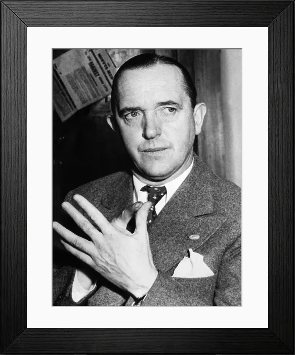 Framed Print : Stan Laurel, in Los Angeles court for a lawsuit by Mae Laurel, who claimed to be his common-law wife