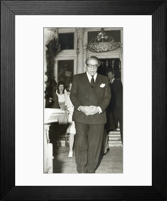 Framed Print : ARISTOTLE ONASSIS (center), JACQUELINE KENNEDY (left, background), c. April 1970. Courtesy: CSU Archives  /  Everett Collection