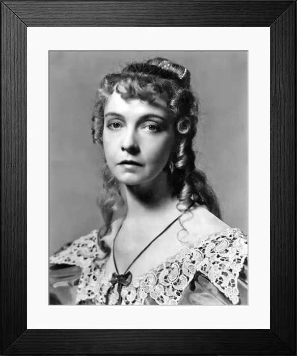 Framed Print : Lillian Gish in John Gielgud's stage production of HAMLET, 1936