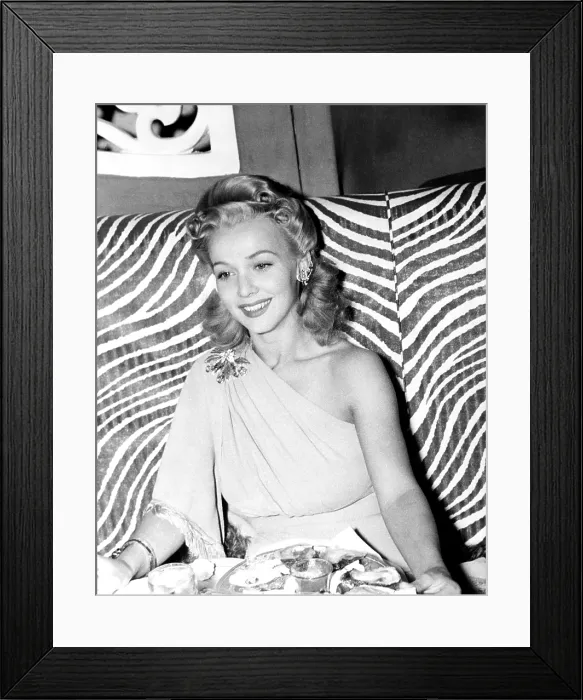Framed Print : Carole Landis, at El Morocco, ca. early 1940s Framed Print : Carole Landis, at El Morocco, ca. early 1940s