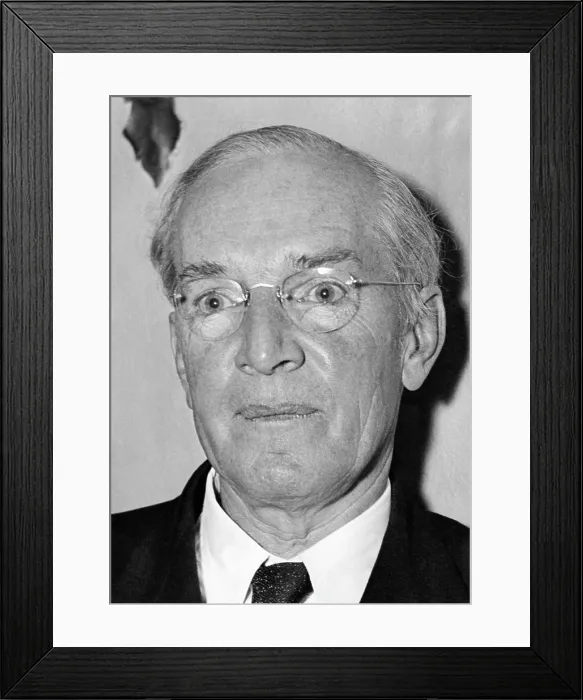 Framed Print : American novelist Upton Sinclair, (1878-1968), after he was awarded the Pulitzer Prize for his novel Dragon's Teeth, 1943 Framed Print : American novelist Upton Sinclair, (1878-1968), after he was awarded the Pulitzer Prize for his novel Dragon's Teeth, 1943