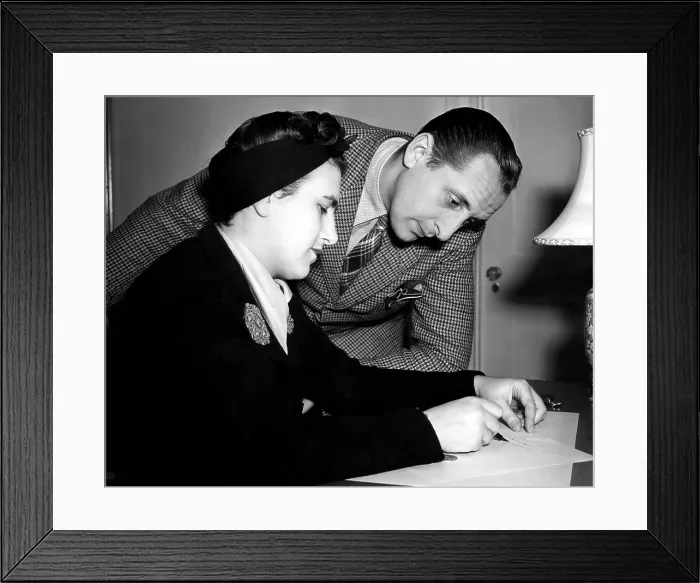 Framed Print : Pianist Vladamir Horowitz with his wife Wanda Toscanini, on vacation in California. ca.1939. Courtesy: CSU Archives / Everett Collection