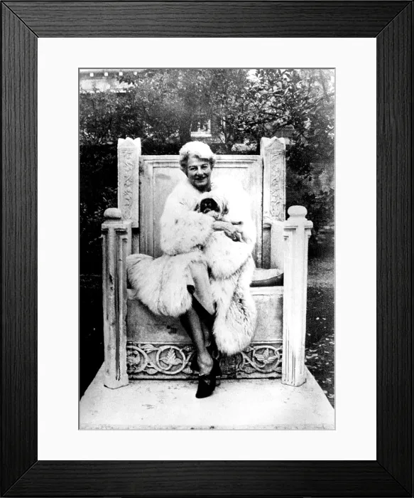 Framed Print : Peggy Guggenheim on her marble chair in the garden of her palazzo in Venice, 1978.Courtesy: CSU Archives / Everett Collection