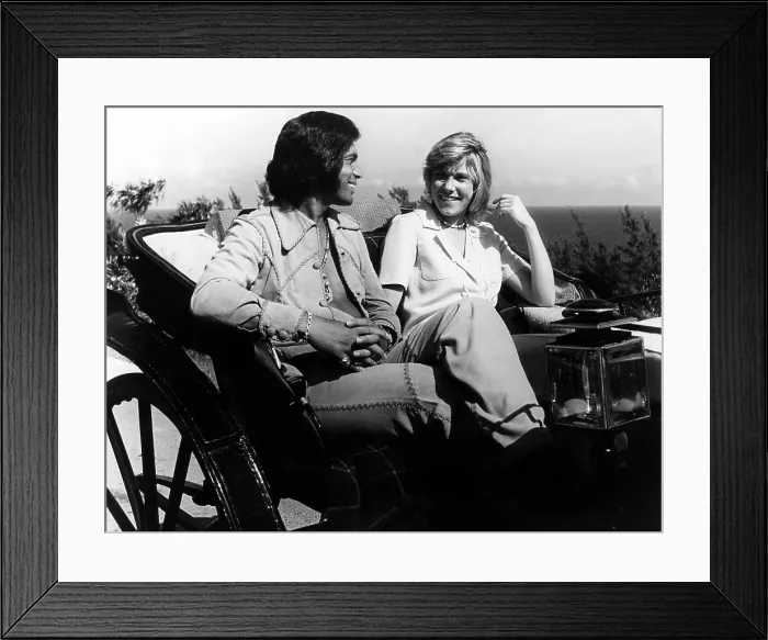 Framed Print : Englebert Humperdinck and Ann Murray take a ride in an old-fashioned buggy in Bermuda. ca. 1974. Courtesy: CSU Archives / Everett Collection