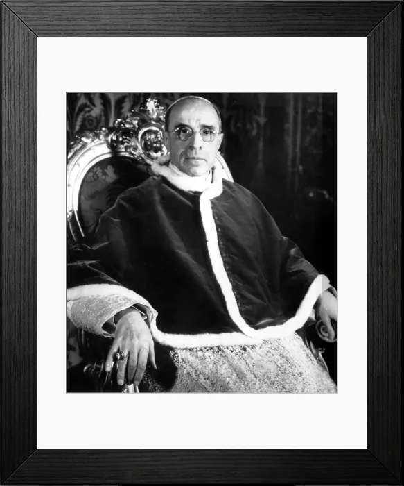 Framed Print : POPE PIUS XII, 1950. Wearing white & purple woolen cloak for audiences during winter months.. Courtesy: CSU Archives / Everett Collection Framed Print : POPE PIUS XII, 1950. Wearing white & purple woolen cloak for audiences during winter months.. Courtesy: CSU Archives / Everett Collection