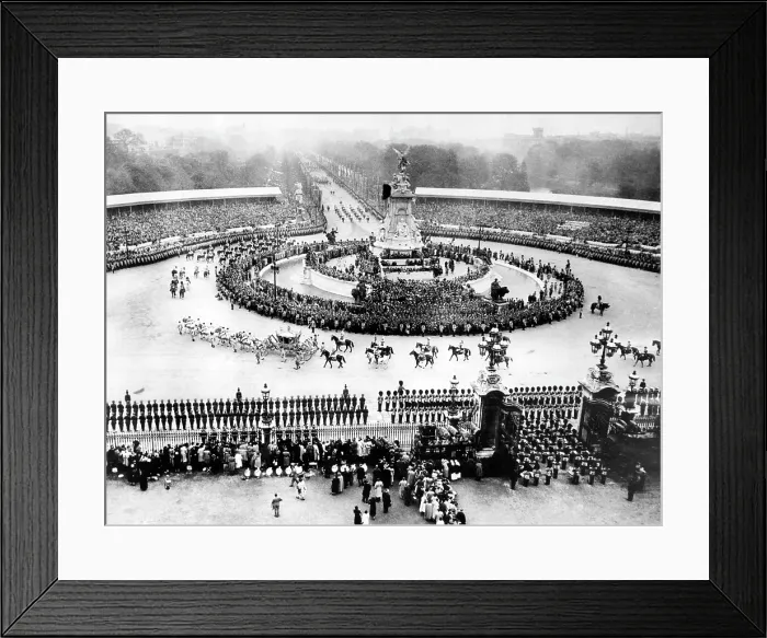 Framed Print : The view from Buckingham Palace of the Victoria Monument, as the Royal Coach leaves for Westminster Abbey, where the coronation of King George VI will take place, May 12, 1937