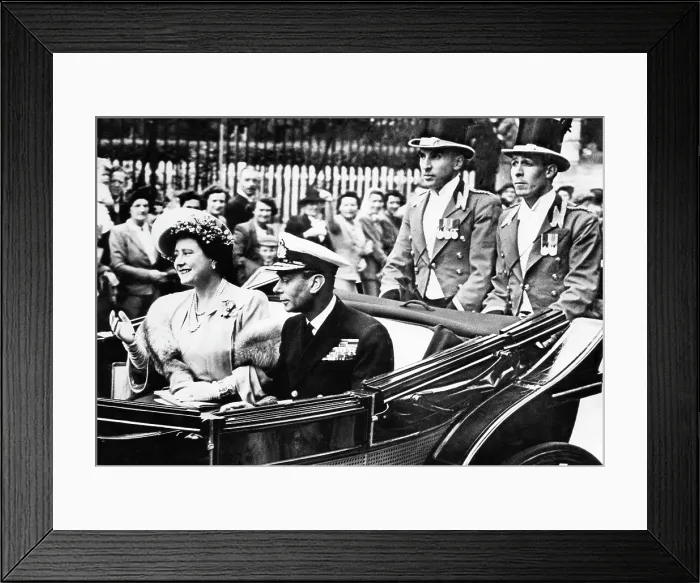 Framed Print : Queen Elizabeth, King George VI, arriving at the Ascot Racetrack in London, 1947.. Courtesy: CSU Archives  /  Everett Collection