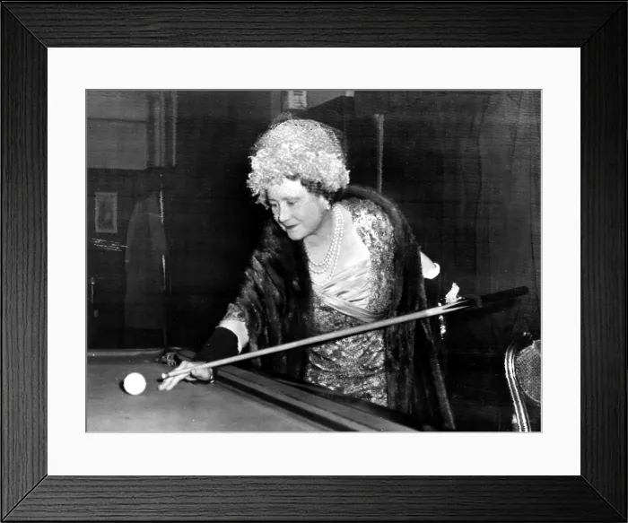Framed Print : QUEEN MOTHER, playing pool at London's Fleet Street Press Club Bar, March 2nd, 1961. Courtesy: CSU Archives  /  Everett Collection