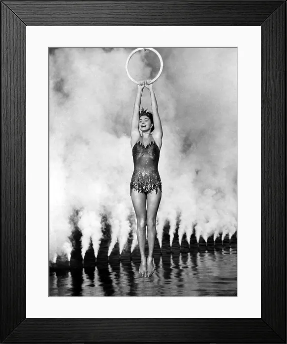 Framed Print : MILLION DOLLAR MERMAID, Esther Williams performing a musical ballet, 1952 Framed Print : MILLION DOLLAR MERMAID, Esther Williams performing a musical ballet, 1952