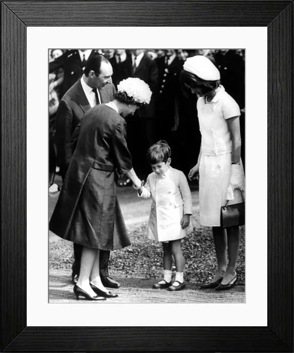 Framed Print : Lord Harlech, Queen Elizabeth, John F. Kennedy, Jr. Jacqueline Kennedy, 12 / 9 / 65. Courtesy: CSU Archives  /  Everett Collection