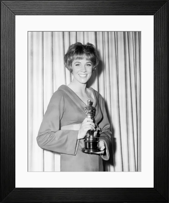 Framed Print : Julie Andrews, with her Best Actress Oscar for MARY POPPINS, 1965 Framed Print : Julie Andrews, with her Best Actress Oscar for MARY POPPINS, 1965