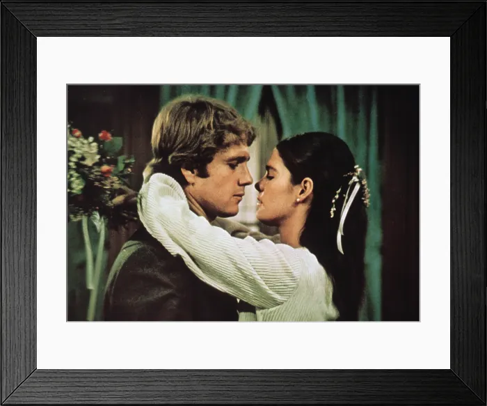 Framed Print : LOVE STORY, Ryan O'Neal, Ali MacGraw, 1970