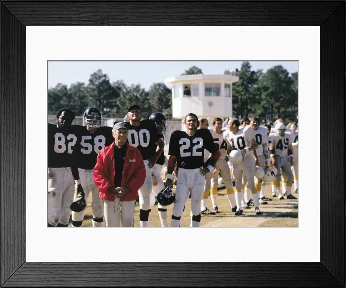 Framed Print : THE LONGEST YARD, John Steadman (red jacket), Michael Conrad, Burt Reynolds, 1974