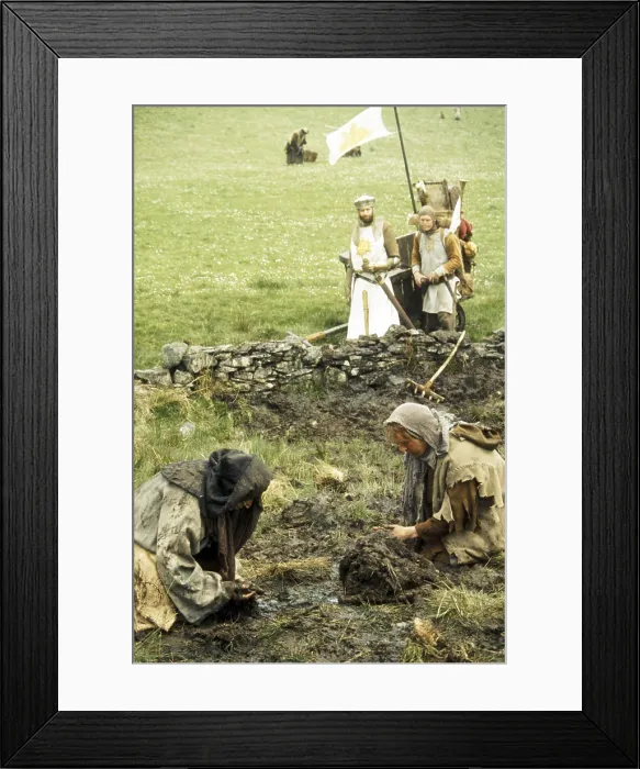 Framed Print : MONTY PYTHON AND THE HOLY GRAIL, top from left: Graham Chapman as King Arthur, Terry Gilliam, 1975 montypythonholygrail-fsc02(montypythonholygrail-fsc02)