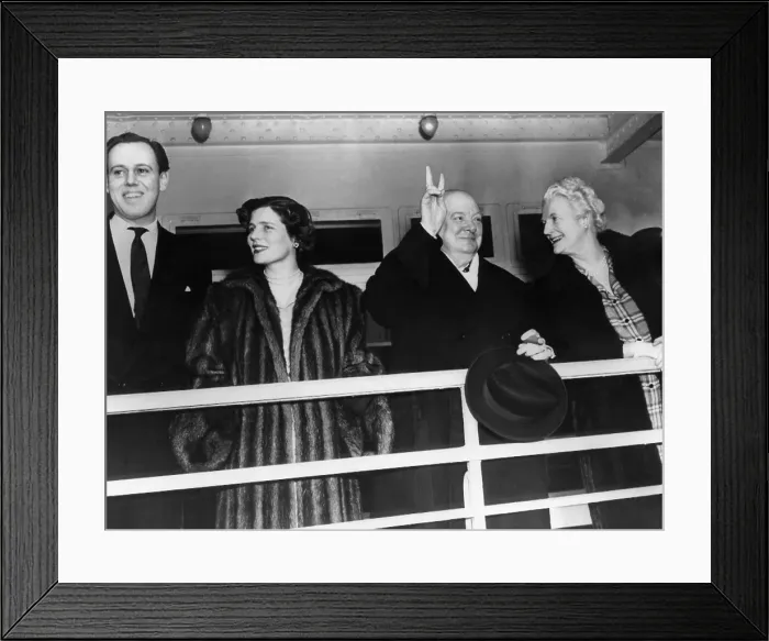 Framed Print : Winston Churchill gives the victory sign as he arrives in New York with Captain Christopher Soames, Mary Churchill and Clementine Churchill, 1949